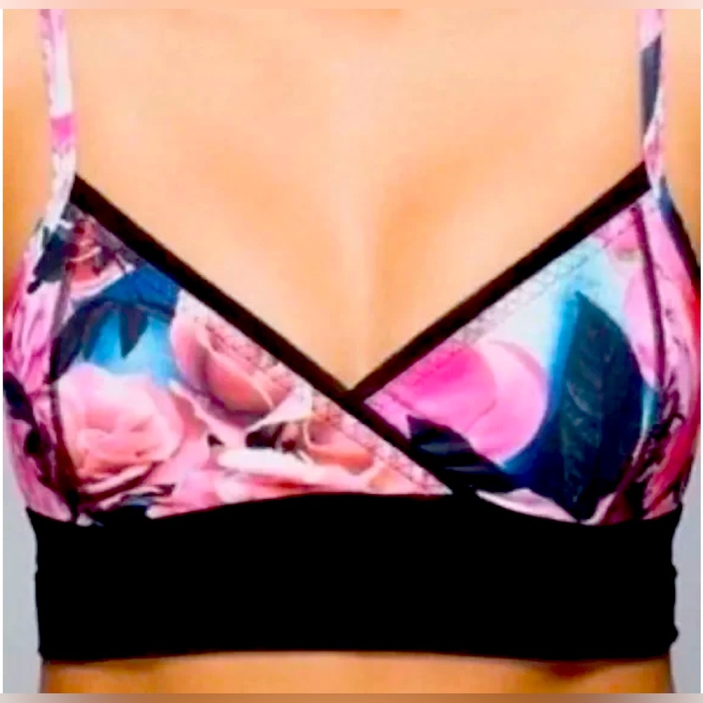 Lululemon Ujjayi Sports Bar size 4 Secret Garden